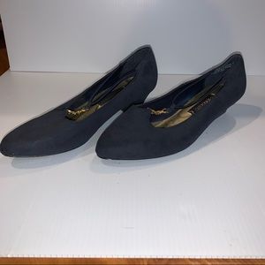 Mondolfo Size 9 Navy Blue Suede Leather 1 inch Heel